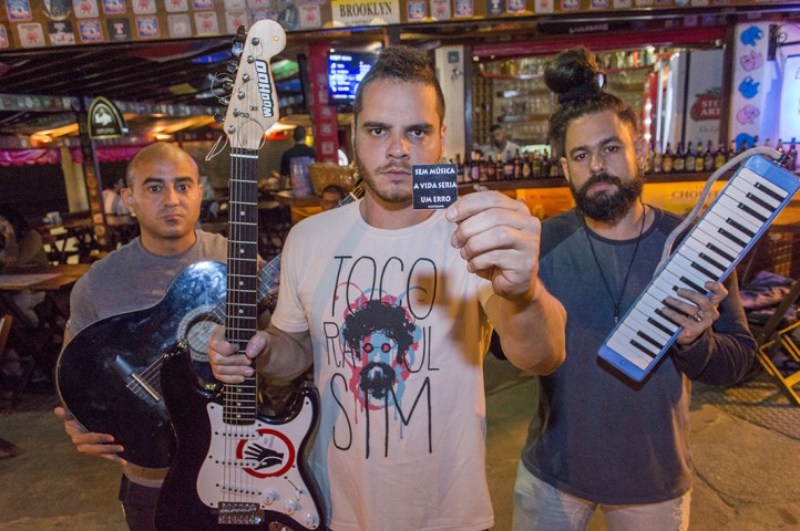 O músico Luís Claudio, em seu protesto, considera a vida sem música um erro