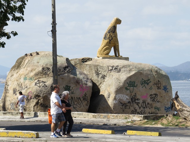 Vândalos picharam a Pedra da Onça, monumento representativo da região