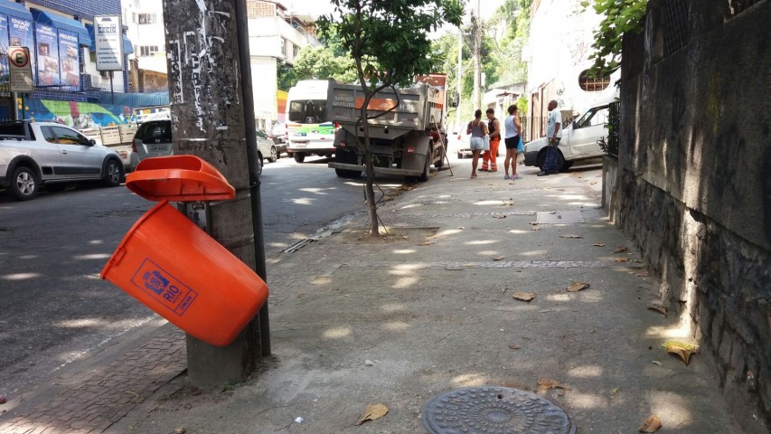 Lixeira sem manutenção na Rua Tenente Cleto Campelo, no Cocotá