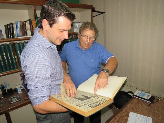 Durante visita à redação do Ilha Notícias, Marcelo Hodge Crivella, acompanhado pelo jornalista José Richard, se interessou pela história do jornal
