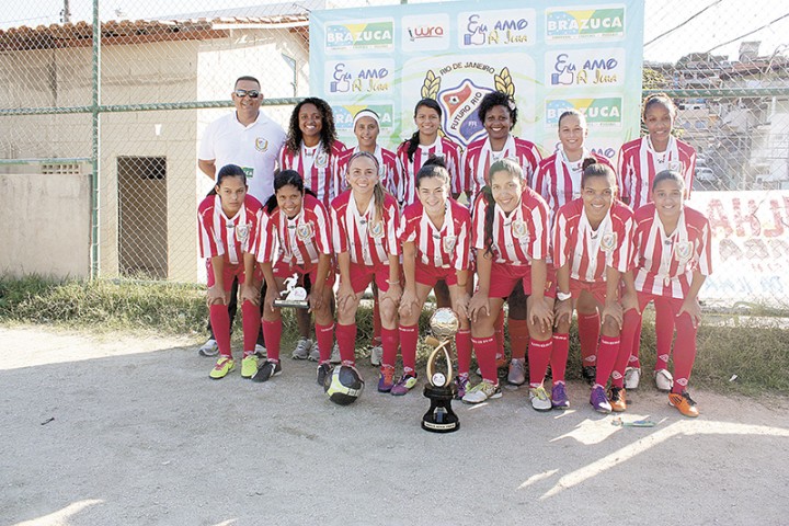 O técnico Jair e as meninas do time de futebol Futuro-Rio dos Bancários comemoram as vitórias em diversas competições de 2013