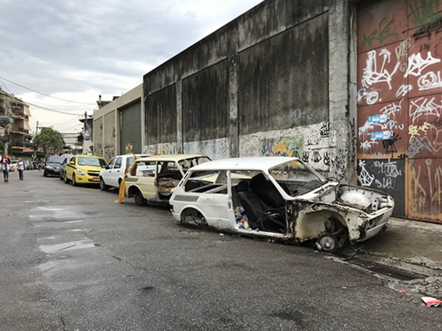 Carcaças de carros abandonadas na Rua Pereira Alves, no Cocotá, próximo ao número 55, acumulam lixo e são criadouro de ratos e baratas