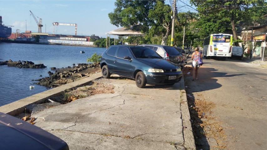 Na Praia da Rosa, próximo ao Eisa, motoristas arriscam estacionar seus carros na calçada que pode ceder a qualquer momento e obstruem a passagem