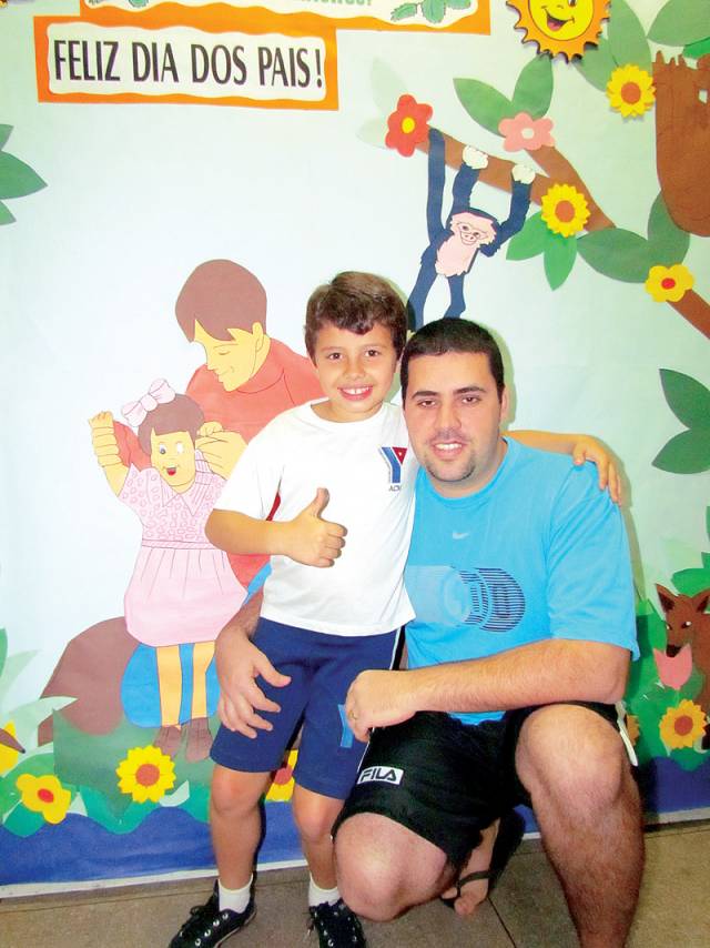 O orgulhoso papai Anderson e seu filho Rodrigo Lima. Rodrigo tem 8 anos e está no 3° ano do Centro Educacional da ACM-Ilha
