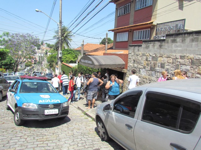 Na entrada da Escola Bretanha, pais e alunos apreensivos