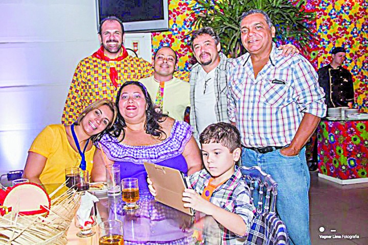A diretora Elisângela Escaleira confraterniza com familiares, professores, pais e alunos durante a festa animada por músicas caipiras 