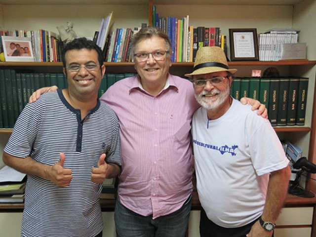 Marcelo Mendes e Gilberto D´Alma, representantes do Polo Cultural da Ilha, com o fundador do Ilha Notícias, José Richard, durante recente visita à redação