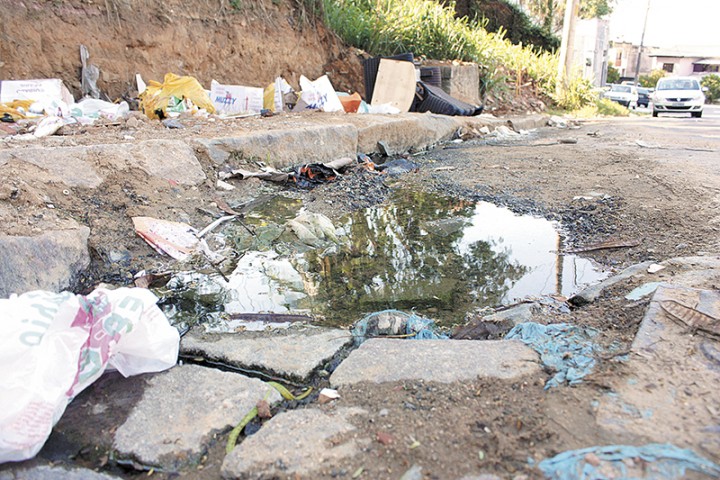 Lixo e buraco próximo a biquinha da Rua Sobragi
