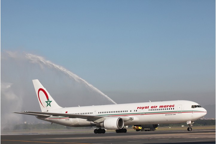 A aeronave da companhia aérea Royal Air Maroc durante o batismo com água na pista do Aeroporto Tom Jobim