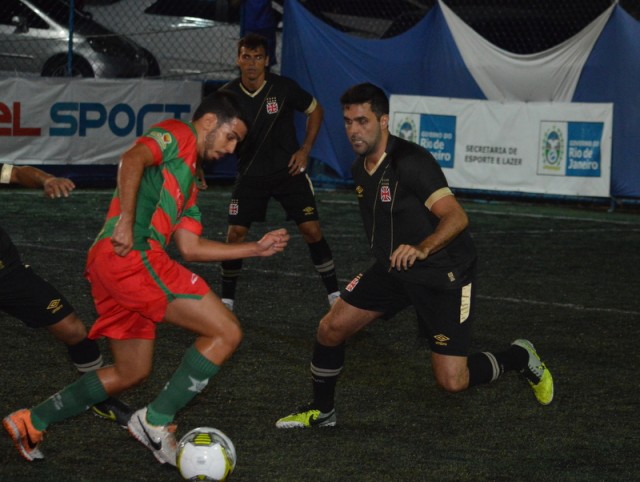 Rafael de Luca parte com bola dominada em direção ao gol do Vasco 