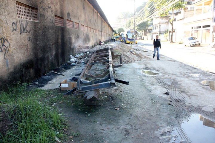 Abandono na calçada da Rua Mileto Maciel, no Cacuia, onde há entulho e lama 