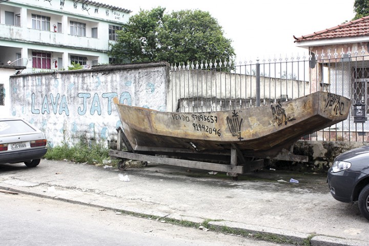 O barco está abandonado na calçada da Rua Eugene Warning, no Moneró 