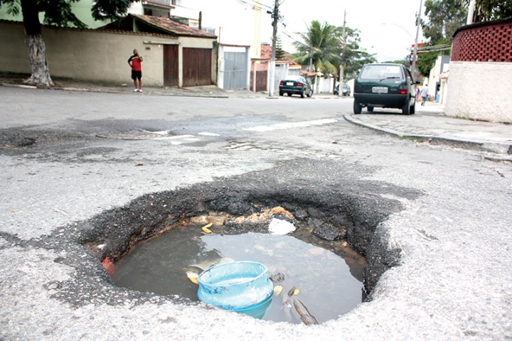 Na Rua Magno Martins, o buraco representa perigo