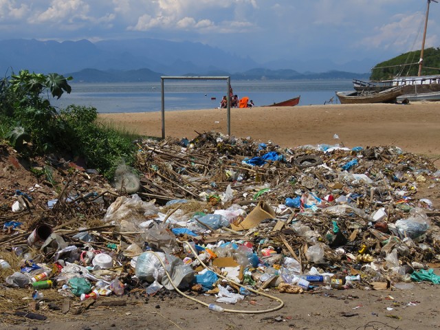 Na praia dos Bancários, o descarte de lixo e entulho na areia, ajuda na ploriferação de pragas e insetos
