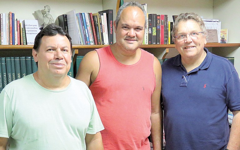 Vladimir Santos Popó (ao centro), da Eletrônica IV Centenário, em visita à redação do Ilha Notícias com José Givigi e o fundador do jornal, José Richard