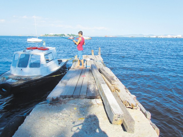 Pescadores e moradores da bela Praia das Pitangueiras reivindicam e merecem uma reforma no píer que há anos está abandonado e representa risco aos usuários