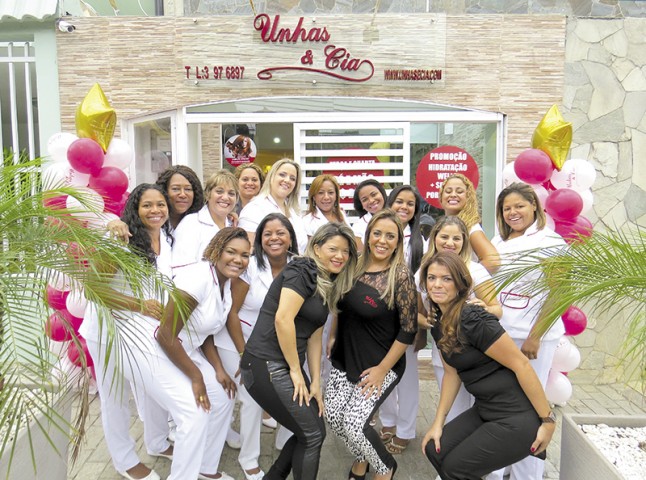 Bruna Paiva celebra junto à equipe do salão o primeiro aniversário do Unhas & Cia