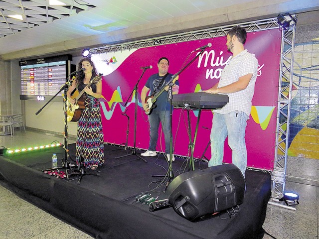 A cantora curitibana Roberta Malucelli participou do projeto Música no Ar