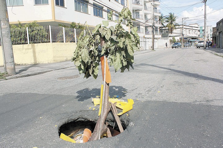 Bueiro sem tampa na Rua Cleto Campelo e buraco na Rua Magno Martins