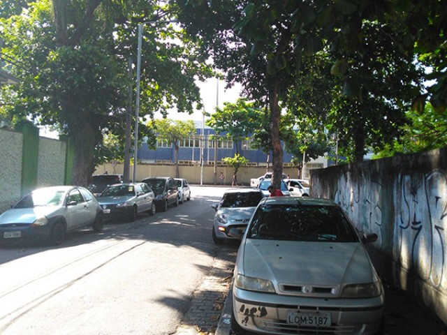 Na Rua Âncora, no Cocotá, próximo ao fórum, carros estacionados nas calçadas atrapalham pedestres