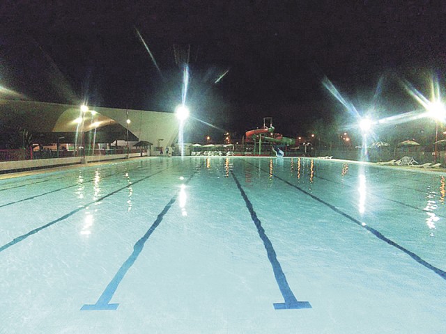 A piscina está pronta para receber os associados durante o verão e vai funcionar à noite para a alegria dos que não podem durante o dia