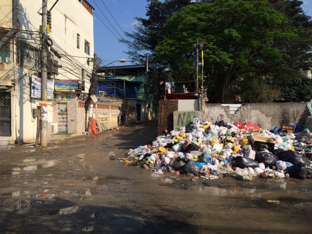 Lixo acumulado e esgoto na entrada da Vila Joaniza, causam mau cheiro e atraem ratos e baratas para as casas que ficam na Estrada dos Maracajás 