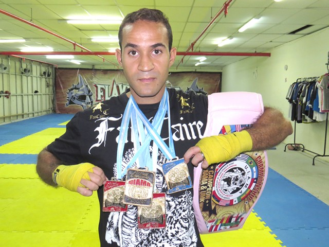 O lutador insulano exibe o cinturão e as últimas medalhas conquistadas