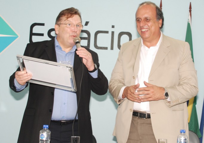 O presidente da Associação Comercial, José Richard, entrega o diploma de sócio benemérito ao vice-governador Luiz Fernando Pezão, no último dia 16