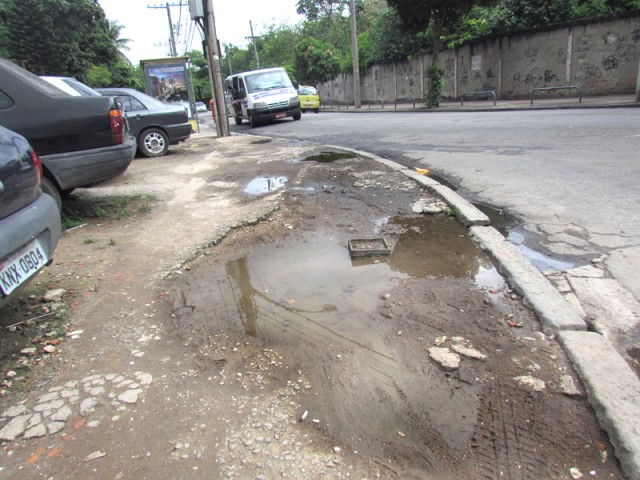 Buracos e lama na calçada da Estrada Rio Jequiá