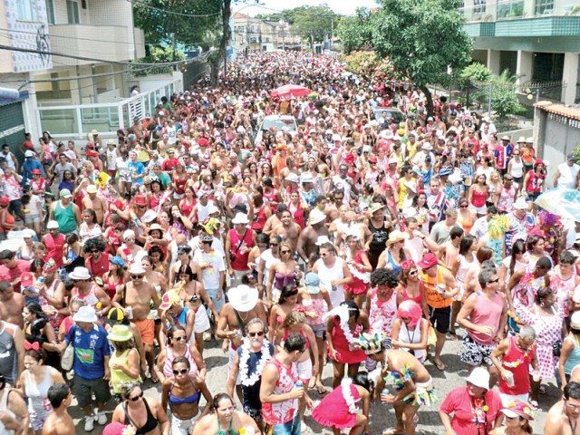 A Rua Fernandes da Fonseca ficou tomada por foliões que seguiram o bloco