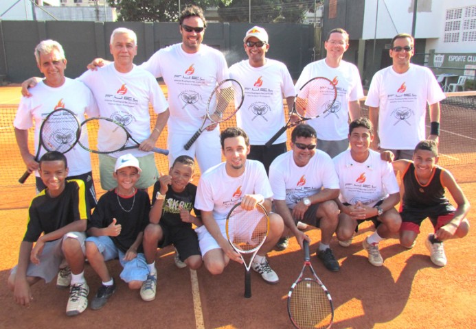 Parte dos tenistas que disputou a primeira fase da competição no último sábado (8) no Clube do Cocotá