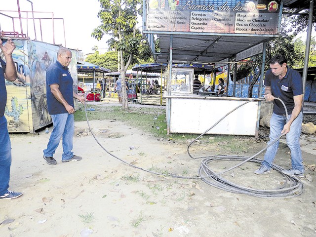 Na operação agentes da Seop recolheram cabos de eletricidade no Parque Royal