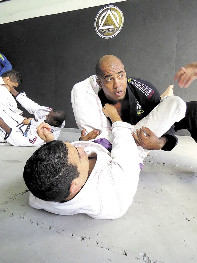 Fábio Pateta (de preto) durante treino com o lutador Danny Castillo