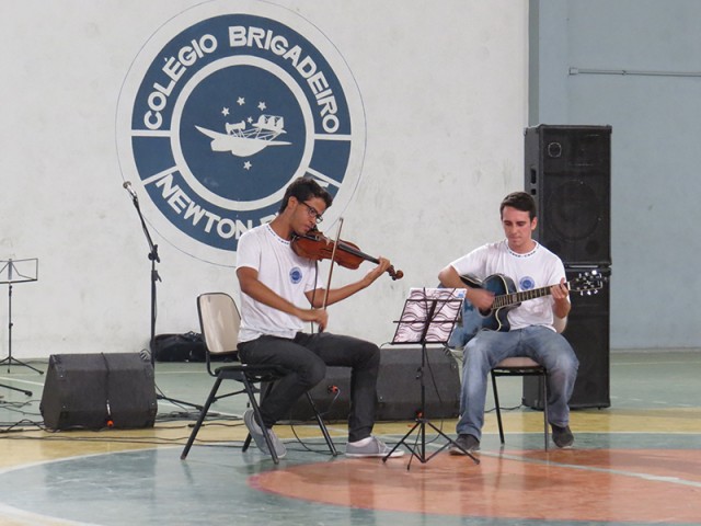 Alunos fazem apresentação musical no auditório do Colégio Newton Braga
