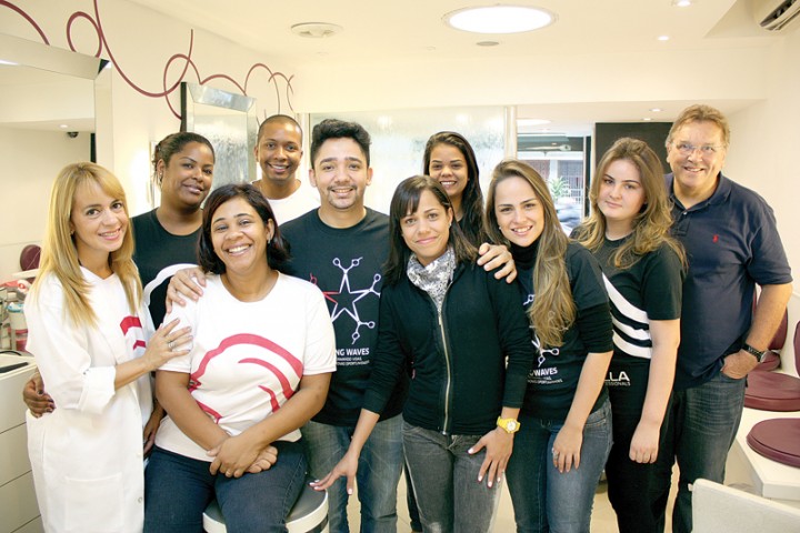 A equipe do salão KCoiffeur, comandada pelo cabeleireiro Kleber Rodrigues faz pose durante a visita do presidente da Associação Comercial José Richard.  