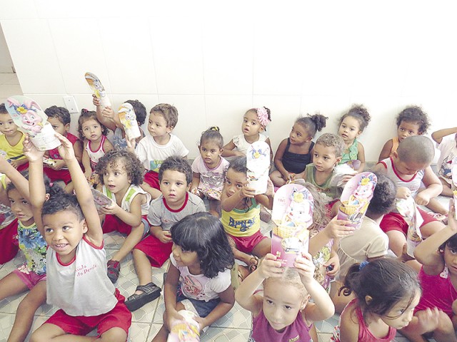 As crianças ficaram felizes com os ovos de chocolates recebidos da Ong