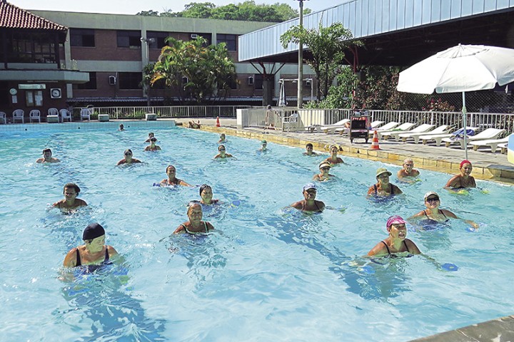Com o forte calor da estação, as atividades na piscina estão mais concorridas do que nunca. As aulas de hidroginástica trazem benefícios com baixo impacto sobre as articulações