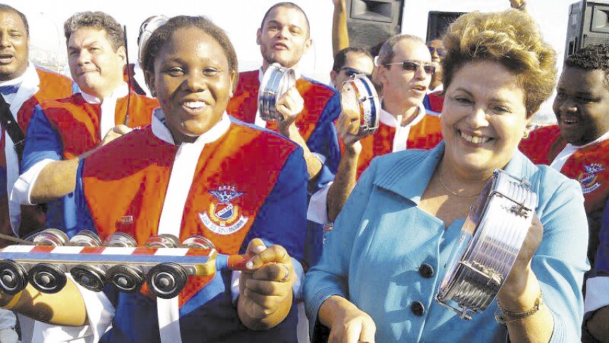 A presidente Dilma tocou tamborim na inauguração da Transcarioca, dia 1º