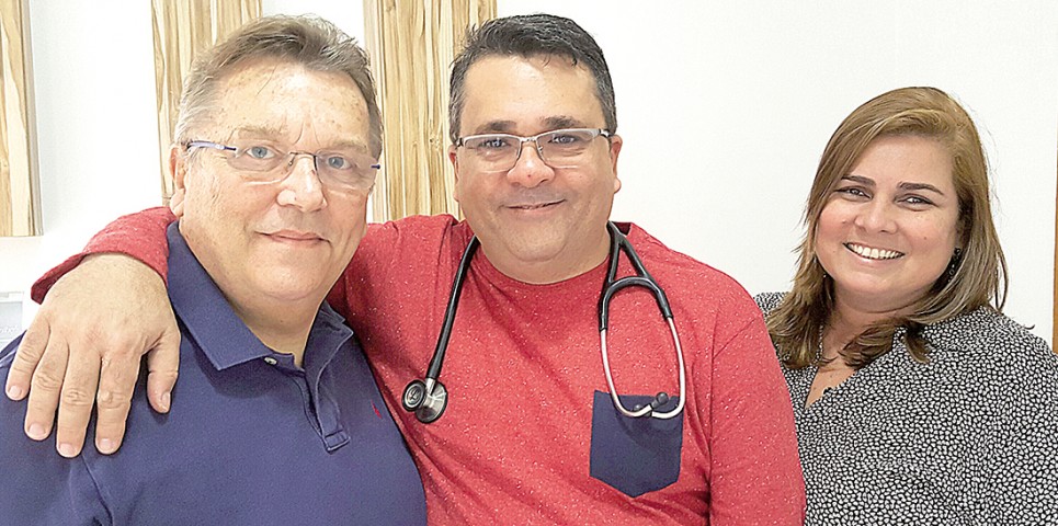 José Richard, do Ilha Notícias, com o médico Marcus Vinicius e a esposa, Drª Aline, no Instituto Celulare (24)2222-7908, cuja especialidade em tratamento de úlceras na pele tem alcançado resultados fantásticos
