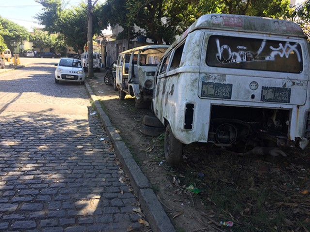Na Rua Lélio de Souza, nos Bancários, duas kombis sucateadas estão abandonadas há seis meses
