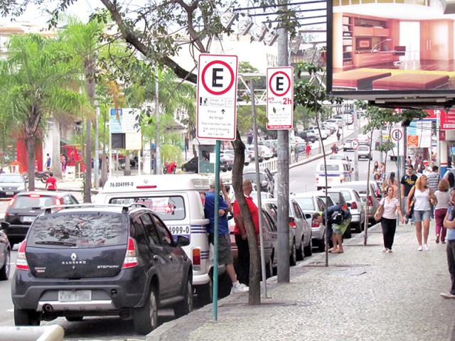 Os motoristas se queixam da atuação de flanelinhas que tomaram conta principalmente dos estacionamentos na Estrada do Galeão