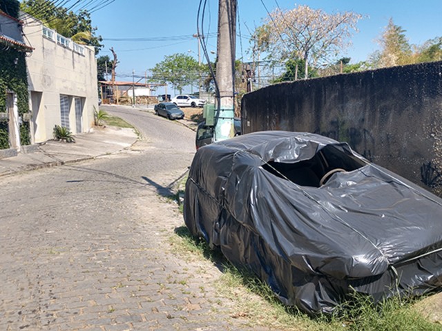 Na Rua Carlos Ilidro, próximo ao número 560, carro abandonado há meses é criadouro de ratos e insetos