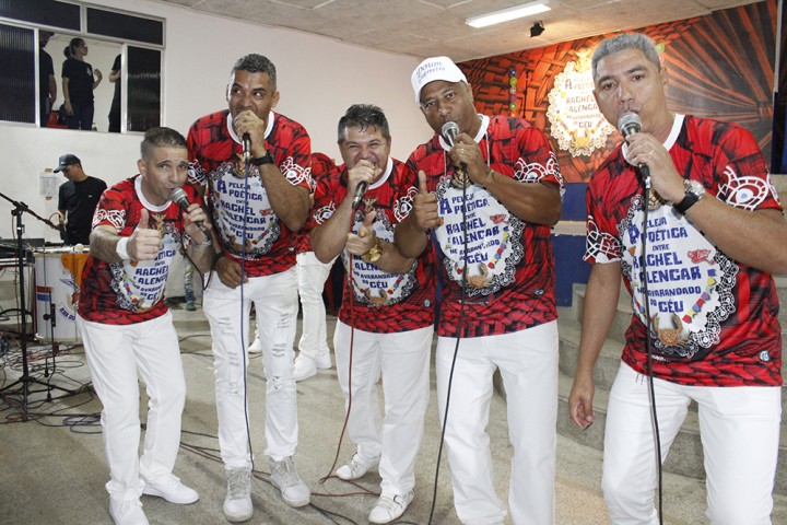 Os intérpretes do carro de som animam o concurso de samba enredo