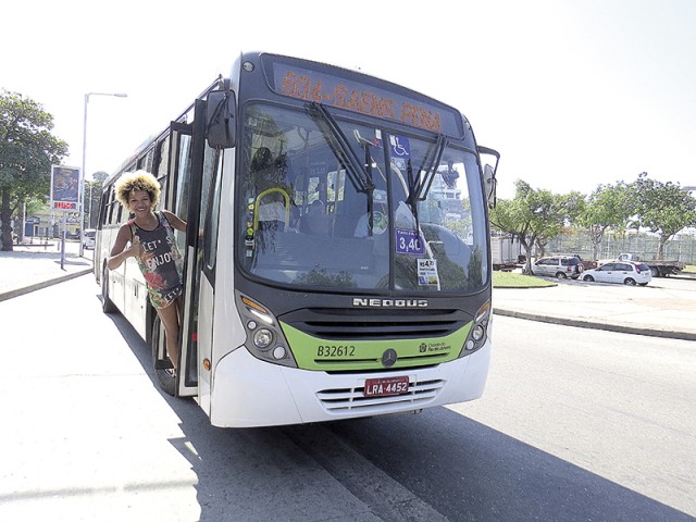 Passageira do 634 demonstra satisfação com a qualidade do ônibus e do serviço 