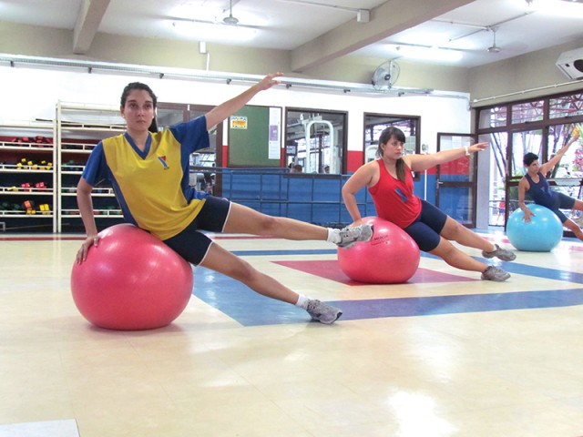 Se equilibrando sobre a bola, as associadas trabalham a parte aeróbica e a flexibilidade e com o tempo toda a musculutarua é fortalecida