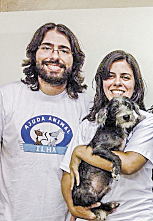 Thiago Gouvea e Nathália Galeno criaram o Projeto Ajuda Animal para resgatar animais em situação de abandono e maus tratos.