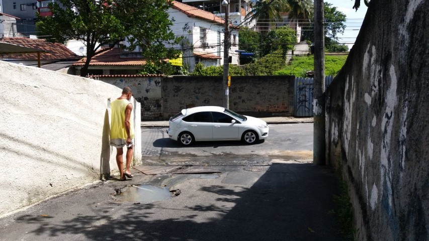 Moradores da Comunidade Serra Morena sofrem há dias com um vazamento de esgoto na Rua Central, próximo ao número 270, Jardim Guanabara