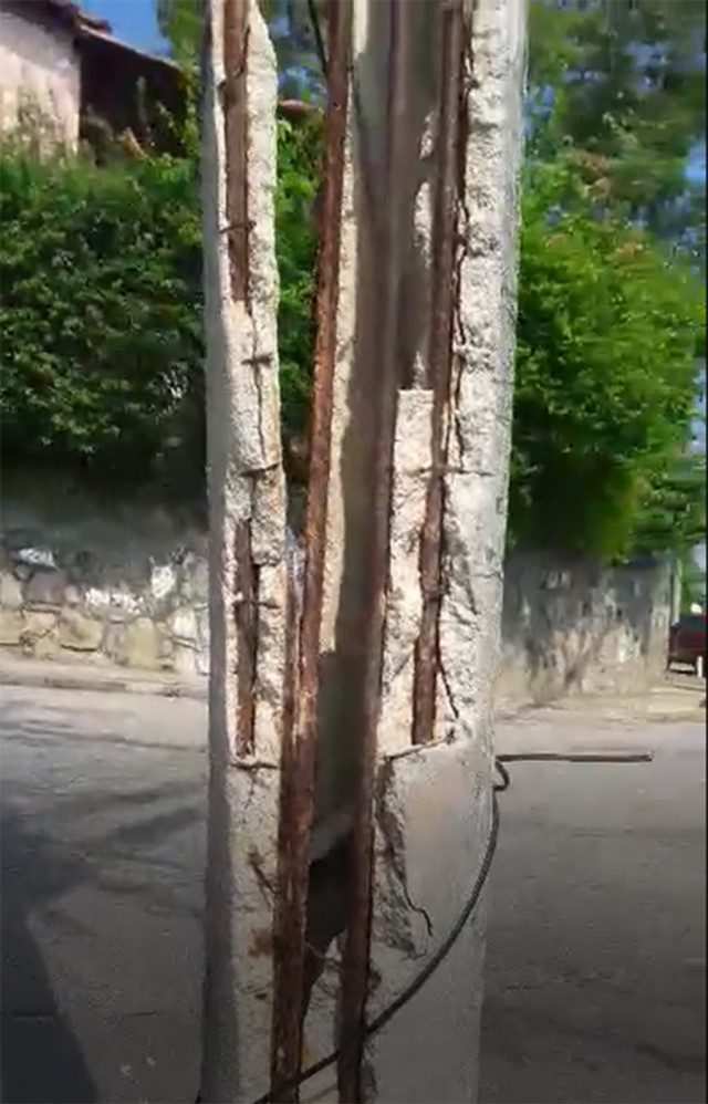 Um poste na esquina da Rua Balcânica com a Rua Inhoverá, no Jardim Carioca, está com os vergalhões à mostra  e corre risco de cair, causando acidente no local