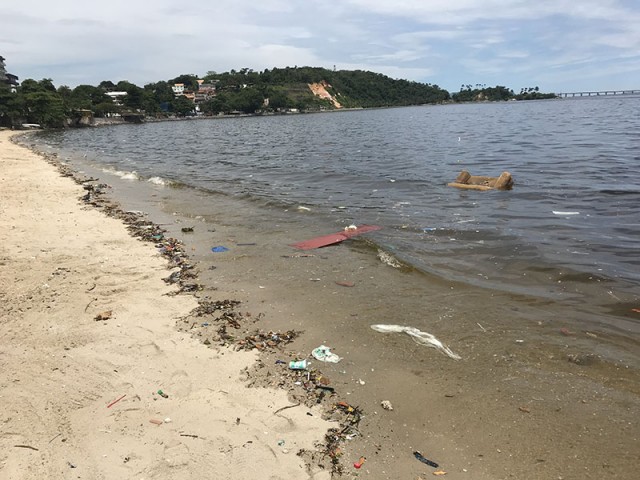 Nesta semana mais um sofá apareceu boiando na Praia da Bica. Infelizmente o lixo faz parte da paisagem da orla