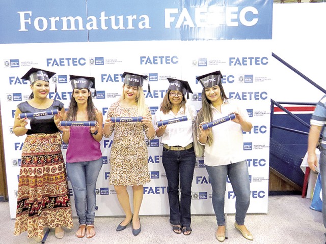Com o diploma em mãos, alunas da Faetec vibraram no evento 